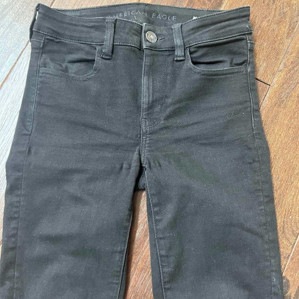 AMERICAN EAGLE Black Skinny Jeans. Size US 2 Short.